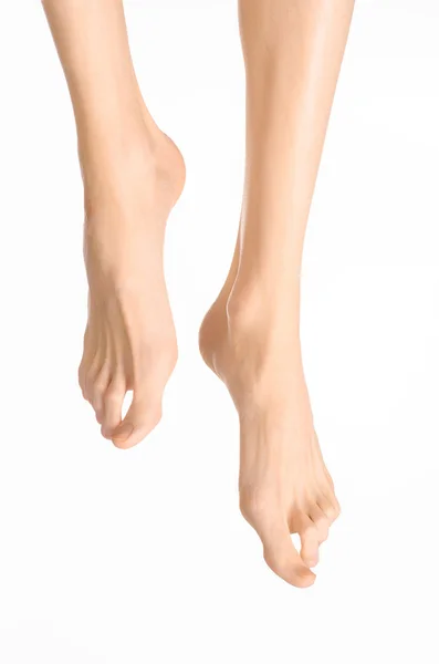 Pedicure e cura dei piedi argomento: gambe dell'uomo nudo isolato su sfondo bianco in studio — Foto Stock