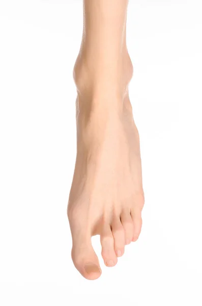 Pedikűr és lábápolás: a meztelen férfi lába izolált fehér háttér stúdió — Stock Fotó