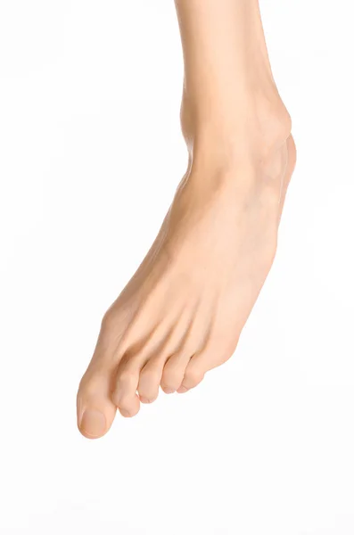 Pedicure e cura dei piedi argomento: gambe dell'uomo nudo isolato su sfondo bianco in studio — Foto Stock