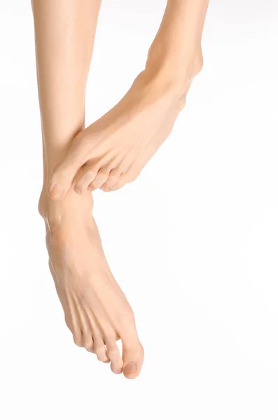 Pedikür ve ayak bakımı konu: çıplak adamın bacakları stüdyoda beyaz arka plan izole — Stok fotoğraf