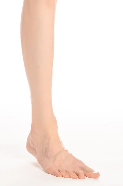 Pedikür ve ayak bakımı konu: çıplak adamın bacakları stüdyoda beyaz arka plan izole — Stok fotoğraf