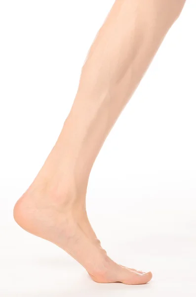 Тема педикюра и ухода за ногами: голые ноги мужчины изолированы на белом фоне в студии — стоковое фото