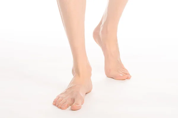 Pedicura y cuidado de los pies tema: las piernas del hombre desnudo aislado sobre fondo blanco en el estudio —  Fotos de Stock