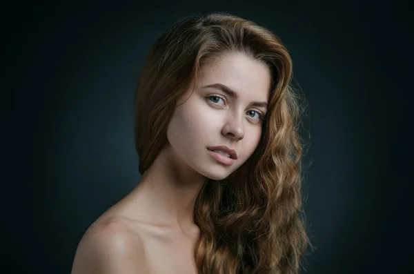 Retrato dramático del tema de una chica: retrato de una hermosa chica con el pelo volando en el viento sobre un fondo en el estudio — Foto de Stock