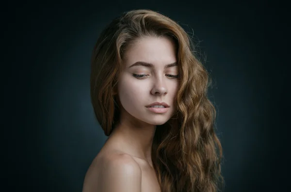 Drammatico ritratto di una ragazza tema: ritratto di una bella ragazza con i capelli volanti nel vento su uno sfondo in studio — Foto Stock