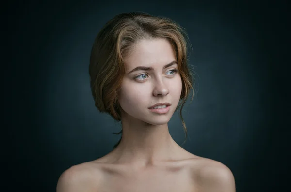 Retrato dramático de um tema de menina: retrato de uma menina bonita com cabelo voando no vento contra um fundo no estúdio — Fotografia de Stock