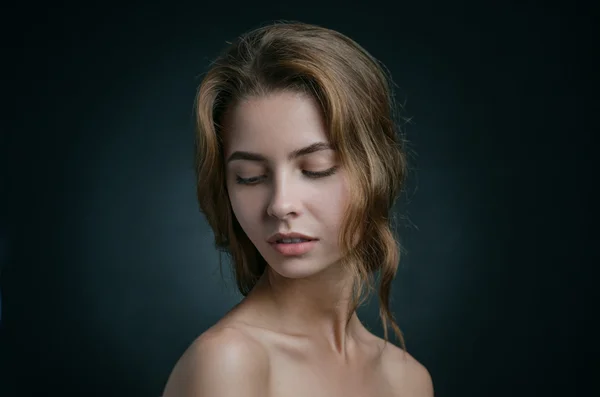 Retrato dramático del tema de una chica: retrato de una hermosa chica con el pelo volando en el viento sobre un fondo en el estudio —  Fotos de Stock