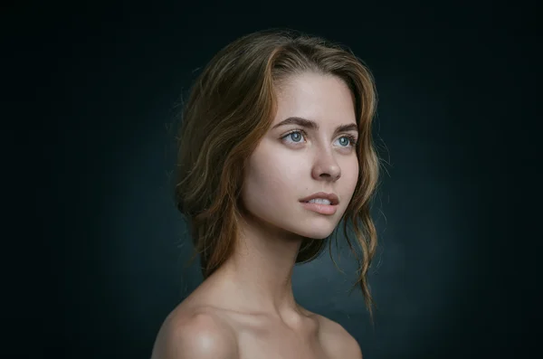 Retrato dramático del tema de una chica: retrato de una hermosa chica con el pelo volando en el viento sobre un fondo en el estudio —  Fotos de Stock