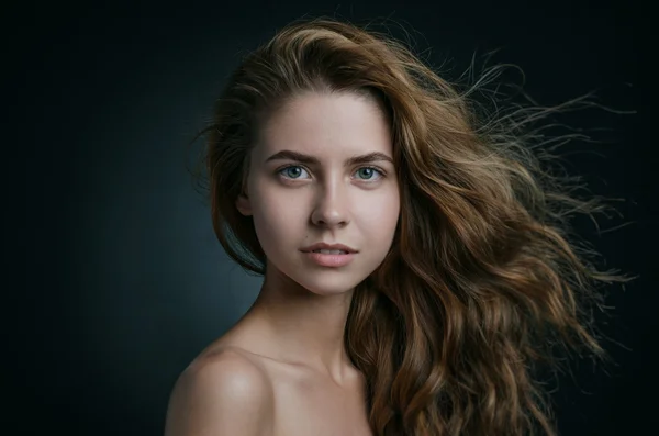 Portrait dramatique d'une fille thème : portrait d'une belle fille avec les cheveux volants dans le vent sur un fond en studio — Photo