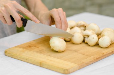 Mantar ve gıda Tema: adam porcini mantar yeşil çim bir arka plan üzerinde ahşap bir gemide yaz aylarında hazırlanıyor