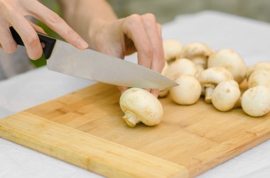 Mantar ve gıda Tema: adam porcini mantar yeşil çim bir arka plan üzerinde ahşap bir gemide yaz aylarında hazırlanıyor