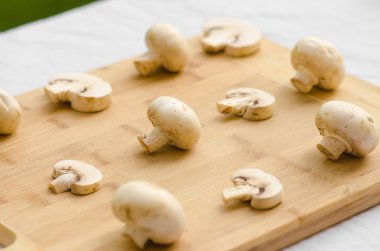 Mantar ve gıda Tema: adam porcini mantar yeşil çim bir arka plan üzerinde ahşap bir gemide yaz aylarında hazırlanıyor