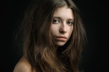 Dramatik bir girl Tema portresi: portre Studio bir arka plan üzerine güzel bir kız