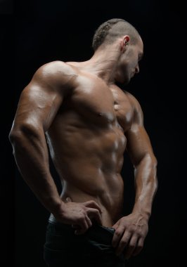 Vücut geliştirmeci ve şerit Tema: pompalanır kaslar çıplak adam Studio karanlık bir arka plan üzerinde poz ile güzel