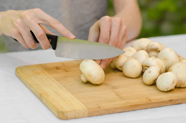 Μανιτάρια και τροφίμων θέμα: προετοιμασία πορτσίνι σε ένα ξύλινο ταμπλό με φόντο πράσινο γρασίδι καλοκαίρι άνθρωπος — Φωτογραφία Αρχείου