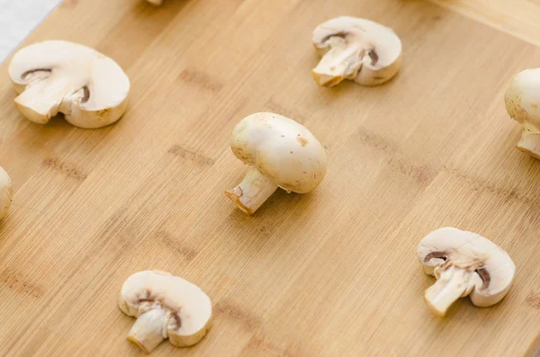 Champignons et nourriture thème : homme préparant des cèpes sur une planche de bois sur un fond d'herbe verte en été — Photo