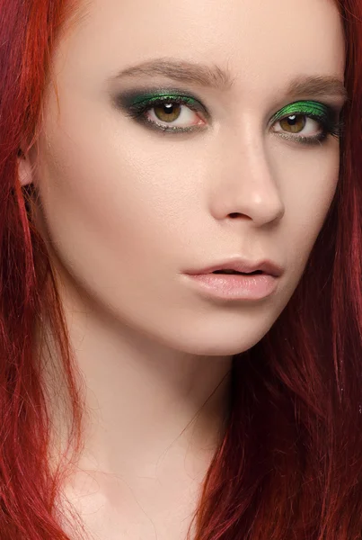 빨간 머리, 아름다운 소녀 초상화, 예쁜 메이크업, 분홍색 입술, 흰색 배경, 고립 된, 스튜디오에서 녹색 눈을 가진 소녀 — 스톡 사진