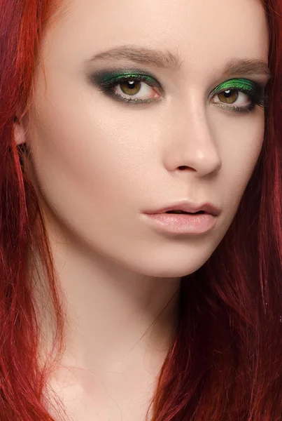 Meisje met rood haar, mooi meisje portret, mooie make-up, roze lippen, witte achtergrond, geïsoleerd, groene ogen in Studio — Stockfoto