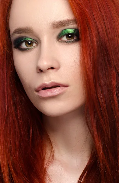 Dívka s červenými vlasy, krásný dívčí portrét, hezký make-up, růžové rty, bílé pozadí, osamocené zelené oči ve studiu — Stock fotografie