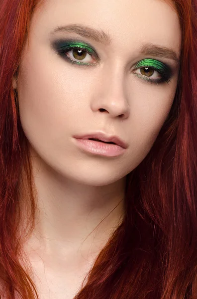 Chica con el pelo rojo, hermoso retrato de niña, maquillaje bonito, labios rosados, fondo blanco, aislado, ojos verdes en el estudio — Foto de Stock