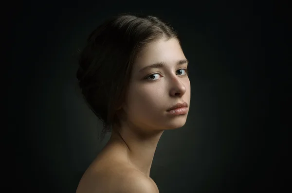 Potret dramatik dari tema perempuan: potret seorang gadis cantik di latar belakang di studio — Stok Foto