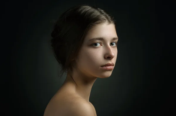 Dramatic portrait of a girl theme: portrait of a beautiful girl on a background in the studio — Stock Photo, Image