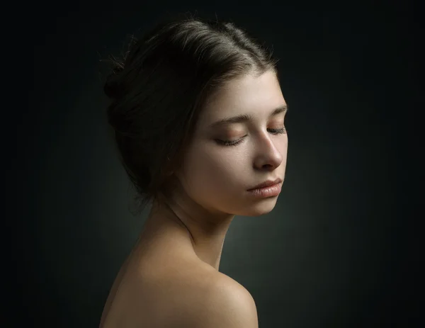 Dramatisches Porträt eines Mädchens Thema: Porträt eines schönen Mädchens auf einem Hintergrund im Atelier — Stockfoto