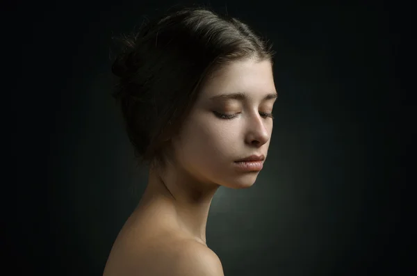 Dramatic portrait of a girl theme: portrait of a beautiful girl on a background in the studio — Stock Photo, Image