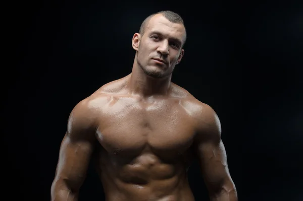 Bodybuilder και Γάζας θέμα: όμορφη με γυμνό άνδρα αντλείται μυς που παρουσιάζουν στο στούντιο σε σκούρο φόντο — Φωτογραφία Αρχείου
