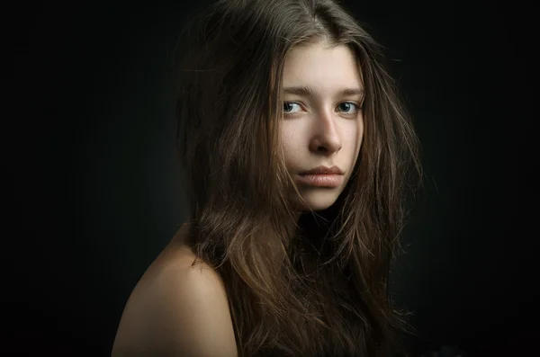 Dramatische portret van een meisje thema: portret van een mooi meisje op een achtergrond in de studio — Stockfoto