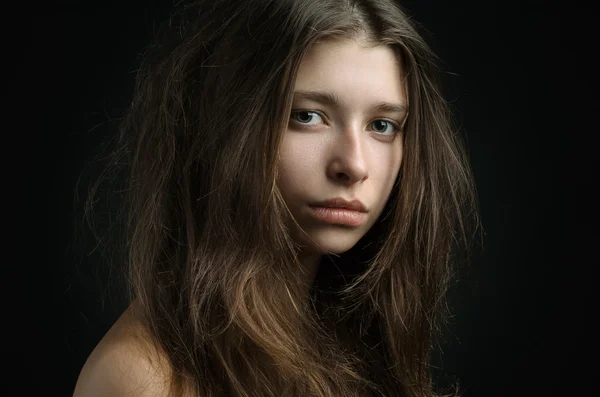 Δραματική πορτρέτο ενός θέματος κορίτσι: πορτρέτο του ένα όμορφο κορίτσι σε ένα φόντο στο στούντιο — Φωτογραφία Αρχείου
