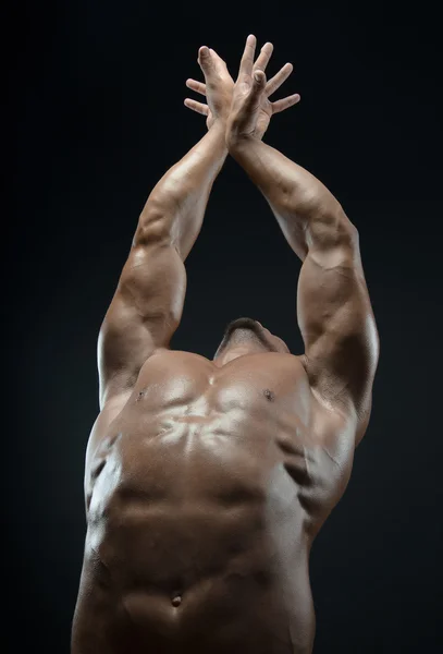 Bodybuilder και Γάζας θέμα: όμορφη με γυμνό άνδρα αντλείται μυς που παρουσιάζουν στο στούντιο σε σκούρο φόντο — Φωτογραφία Αρχείου