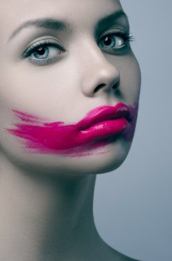 Pembe dudakları satır mavi arkaplanı kadınlar güzellik boya