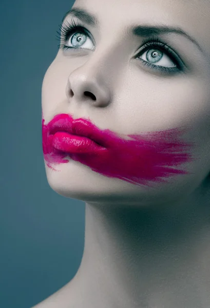 Pink lips paint line blue background Women Beauty — Stock Photo, Image