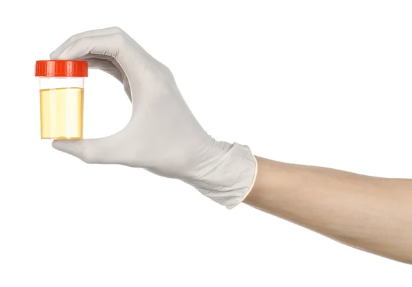 Medische thema: doctor's hand in witte handschoenen houden een transparante container met de analyse van urine op een witte achtergrond — Stockfoto