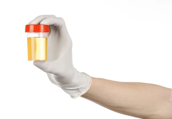 Tema médico: mão de médico em luvas brancas segurando um recipiente transparente com a análise de urina em um fundo branco — Fotografia de Stock
