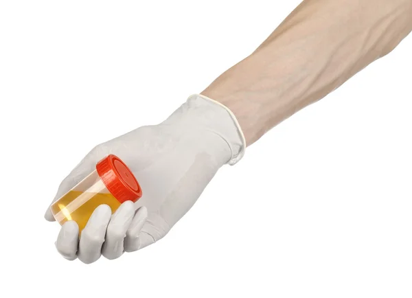 Lékařská téma: za ruku v bílých rukavicích drží průhledný kontejner s analýzou moči na bílém pozadí — Stock fotografie