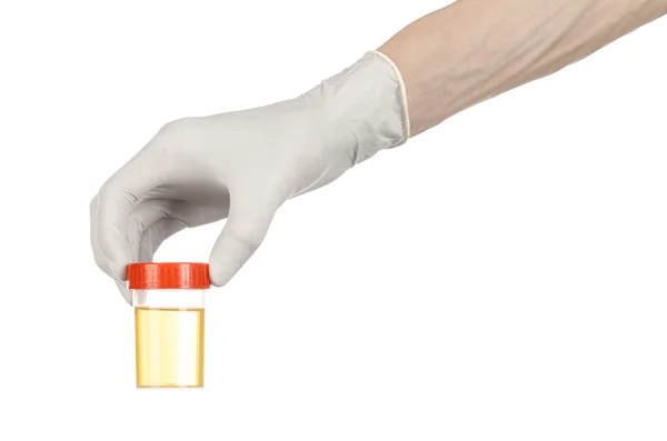 Medische thema: doctor's hand in witte handschoenen houden een transparante container met de analyse van urine op een witte achtergrond — Stockfoto