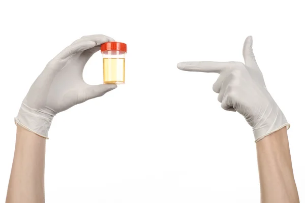 Medizinisches Thema: Arzthand in weißen Handschuhen, die ein transparentes Gefäß mit Urinanalyse auf weißem Hintergrund hält — Stockfoto