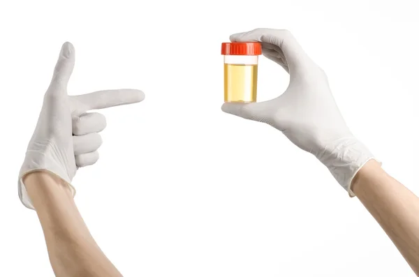 Thème médical : main de médecin en gants blancs tenant un récipient transparent avec analyse d'urine sur fond blanc — Photo