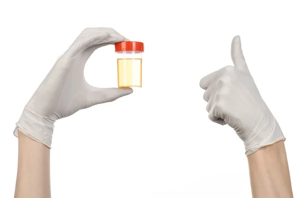 Thème médical : main de médecin en gants blancs tenant un récipient transparent avec analyse d'urine sur fond blanc — Photo