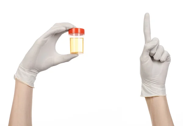 Tema medis: tangan dokter dalam sarung tangan putih memegang wadah transparan dengan analisis urin pada latar belakang putih — Stok Foto