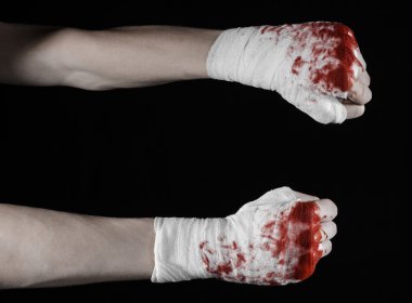 Bir bandaj, kanlı bandaj, dövüş kulübü, sokak kavgası, şiddet, kanlı Tema, izole, kanlı yumrukları, boksör, kanlı elini sıktı elleri bir bandaj, siyah arka plan ile bağlı