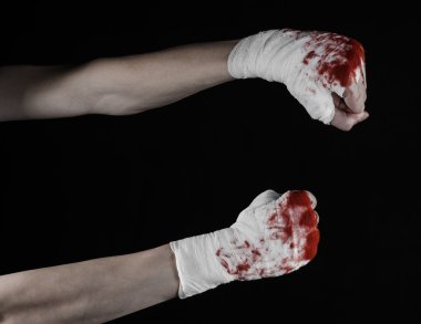 Bir bandaj, kanlı bandaj, dövüş kulübü, sokak kavgası, şiddet, kanlı Tema, izole, kanlı yumrukları, boksör, kanlı elini sıktı elleri bir bandaj, siyah arka plan ile bağlı