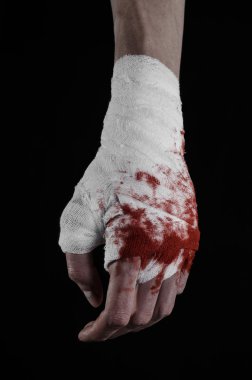Bir bandaj, kanlı bandaj, dövüş kulübü, sokak kavgası, şiddet, kanlı Tema, izole, kanlı yumrukları, boksör, kanlı elini sıktı elleri bir bandaj, siyah arka plan ile bağlı