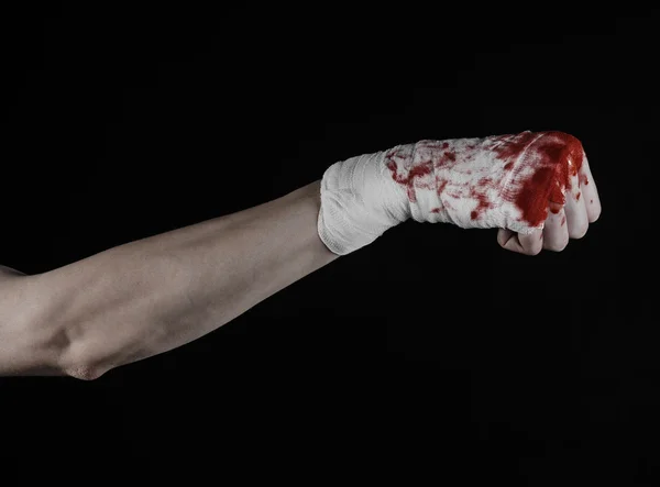 Gli ha stretto la mano insanguinata in una benda, una benda insanguinata, un fight club, una rissa di strada, violenza, tema insanguinato, pugni isolati e sanguinosi, pugile, legato le mani con una benda, sfondo nero — Foto Stock