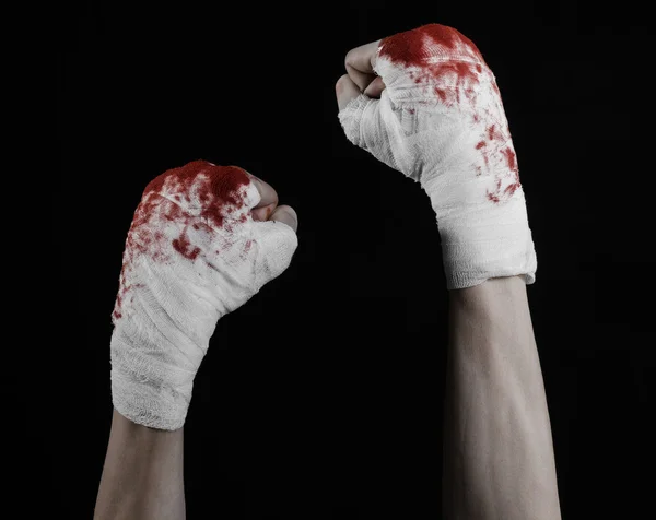 Shook mâna lui sângeroasă într-un bandaj, bandaj sângeros, club de luptă, luptă stradă, violență, temă sângeroasă, izolat, pumni sângeroase, boxer, legat mâinile cu un bandaj, fundal negru — Fotografie, imagine de stoc