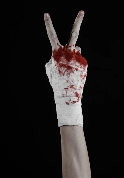 Shook his bloody hand in a bandage, bloody bandage, fight club, street fight, violence, bloody theme, isolated, bloody fists, boxer, tied his hands with a bandage, black background — Stock Photo, Image