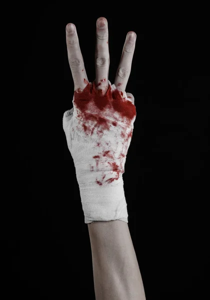 Shook his bloody hand in a bandage, bloody bandage, fight club, street fight, violence, bloody theme, isolated, bloody fists, boxer, tied his hands with a bandage, black background — Stock Photo, Image