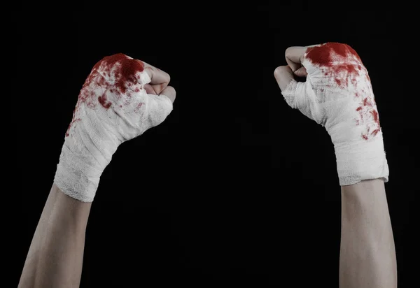 Shook su mano ensangrentada en un vendaje, vendaje sangriento, club de lucha, pelea callejera, violencia, tema sangriento, aislado, puños ensangrentados, boxeador, ató sus manos con un vendaje, fondo negro — Foto de Stock